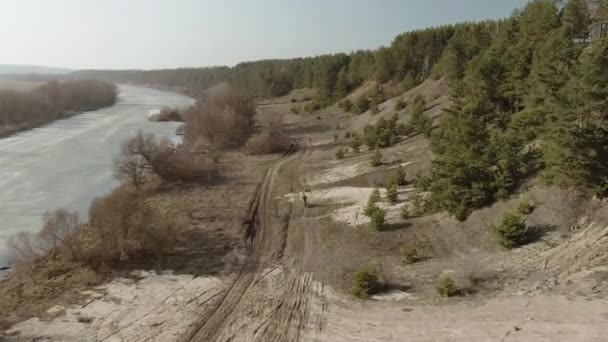 Vista aérea del dron de pista de tierra de motocross siguiendo a motocross riders off-road 4k — Vídeos de Stock