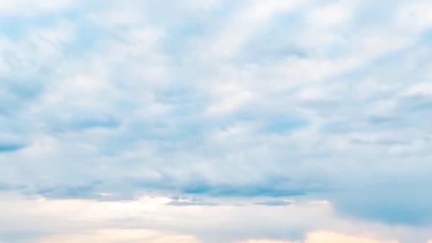 Blauwe luchten hemel, schoon weer, time lapse blauw mooie hemel. Wolken en hemel timelapse, witte wolken blauwe hemel, vlucht over wolken, loop-staat, Cloudscape, dag, 4k — Stockvideo