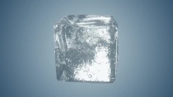 Szczegółowa kostka lodu bliska obraca się na jasnym niebieskim białym tle. Animacja bezszwowej pętli CG 4K — Wideo stockowe