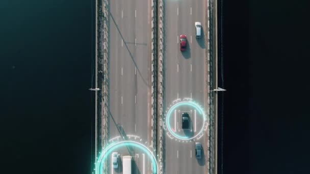 Vista aérea de 4k del coche sin conductor o autónomo. Tráfico pasando por una autopista. Número de placa, límite de velocidad y número de identificación que se muestra. Transporte futuro. Inteligencia artificial. Autoconducción . — Vídeo de stock