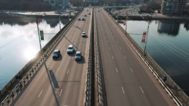 kalabalık bir şehirde köprüde araba trafiğinin 4k havadan görünümü