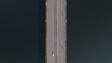 nüfuslu bir şehirde köprüde araba trafiği 4k havadan aşağı görünümü