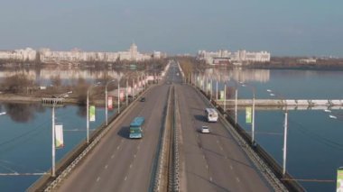 kalabalık bir şehirde köprüde araba trafiğinin 4k havadan görünümü