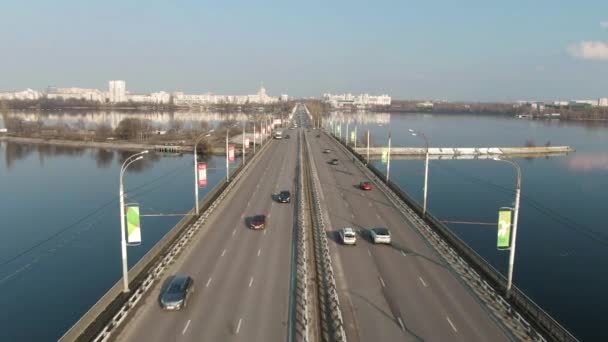 4K εναέρια όψη της κυκλοφορίας των αυτοκινήτων στη γέφυρα σε μια κατοικημένη πόλη — Αρχείο Βίντεο