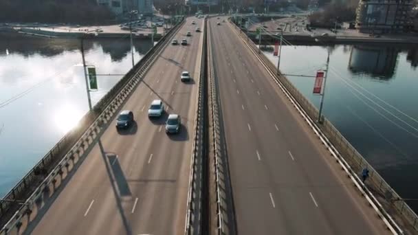 4K εναέρια όψη της κυκλοφορίας των αυτοκινήτων στη γέφυρα σε μια κατοικημένη πόλη — Αρχείο Βίντεο