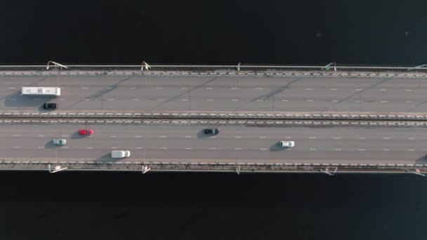 4k Luftaufnahme von oben nach unten des Autoverkehrs auf der Brücke in einer bevölkerten Stadt — Stockvideo