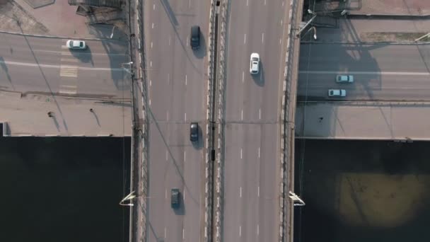 4k Luftaufnahme von oben nach unten des Autoverkehrs auf der Brücke in einer bevölkerten Stadt — Stockvideo