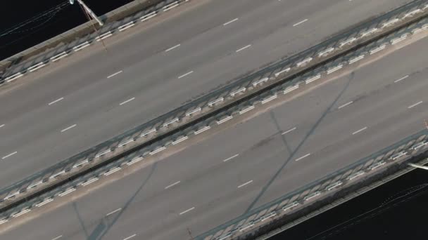 4k Vista aerea dall'alto verso il basso del traffico di auto sul ponte in una città popolata — Video Stock