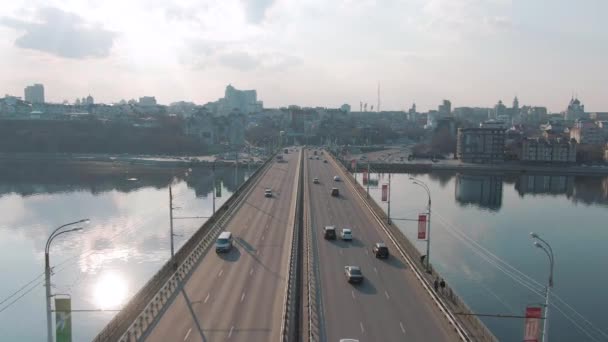 4k Vista aérea del tráfico de coches en el puente en una ciudad poblada — Vídeo de stock