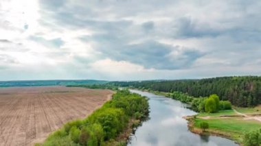 Tropik yağmur ormanlarında geniş açı, sis, sis, yağmur, bulutlar zaman içinde hareket eder. Yeşil manzara.