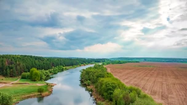 Szeroki strzał w tropikalnej dżungli deszczowej, mgła, mgła, deszcz, chmury poruszają się w czasie. Krajobraz zielony. — Wideo stockowe