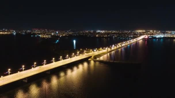 Zeitraffer, Überschlag des Verkehrs auf den Straßen der Stadt in der Nacht. Luftaufnahme der Brücke über den Fluss und schnelle Autos — Stockvideo