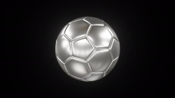 3D renderizado de una bola de plata. Balón de fútbol plateado giratorio sobre fondo negro aislado. Animación de bucle sin costuras — Vídeo de stock
