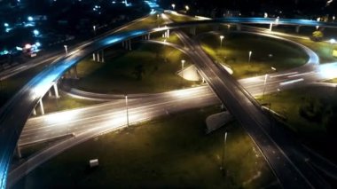 Megalopolis'te stop sokak kavşak daire kavşak gece şehir trafiğinin hyperlapse timelapse. 4k Uhd havadan görünüm.