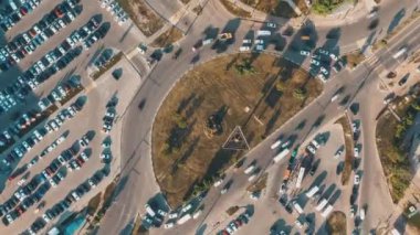 Bir daire içinde trafik Havadan 4k üst görünüm hiperlapse video