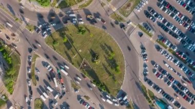 Bir daire içinde trafik Havadan 4k üst görünüm hiperlapse video