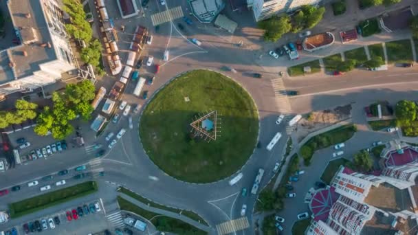 Antenne 4k Draufsicht Hyperlapse Video des Verkehrs in einem Kreis — Stockvideo