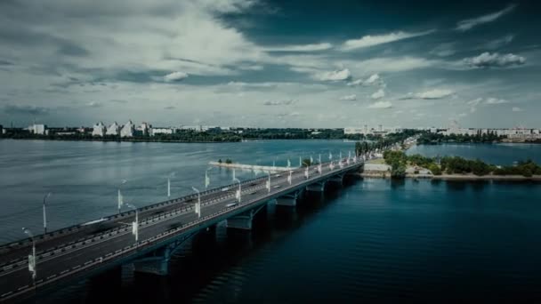 Vídeo de hiperlapso aéreo con vista al puente, corrección de color cinematográfico oscuro — Vídeos de Stock