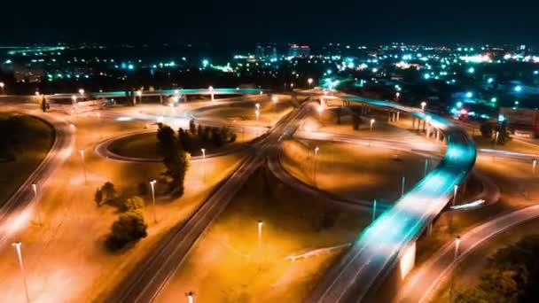 Hyperlapse timelapse nocnego ruchu miejskiego — Wideo stockowe