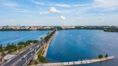 Köprü manzaralı havadan hiperlapse video, güneşli bir günde bir köprü üzerinde hızlı hareket eden arabalar