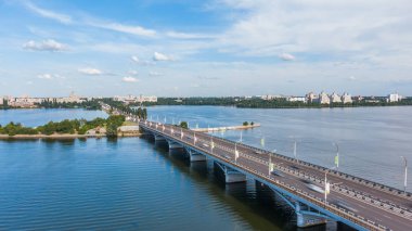 Köprü manzaralı havadan hiperlapse video, güneşli bir günde bir köprü üzerinde hızlı hareket eden arabalar