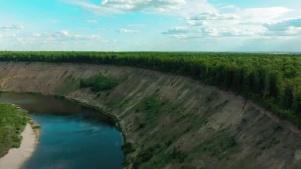 Воздушный вид на кривую реку вдоль полей и лесов — стоковое видео
