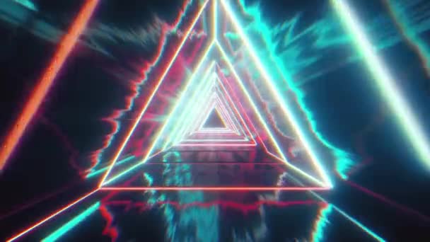 Voler à travers des triangles néon lumineux créant un tunnel avec réflexion grunge, spectre rouge bleu, lumière ultraviolette fluorescente, éclairage coloré moderne, animation en boucle 4k — Video