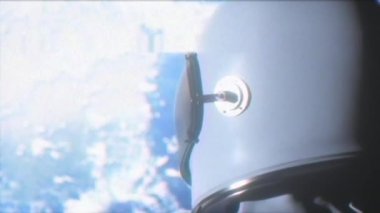 Yalnız bir astronot uzaydaki yörüngedeki dünya gezegenine bakıyor.