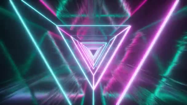 Latanie przez świecące Trójkąty Neon tworząc tunel z odbicie grunge, niebieskie czerwone spektrum, Fluorescencyjne światło ultrafioletowe, nowoczesne kolorowe oświetlenie, animacja pętli 4K — Wideo stockowe