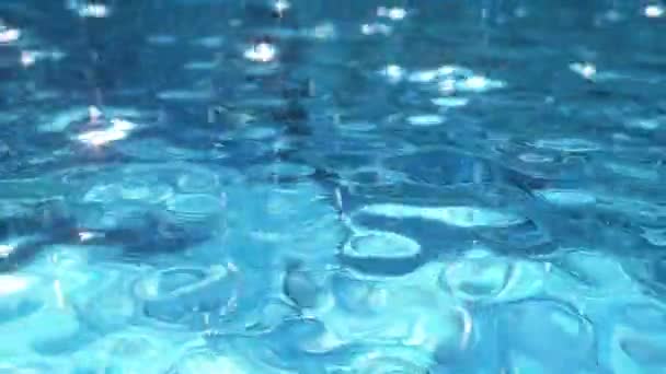 Eau bleue pure dans la piscine avec des reflets lumineux — Video