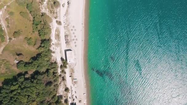 Von oben nach unten Luftbild 4k-Video von Schönheit Naturlandschaft mit Strand, Korallen und Meer — Stockvideo