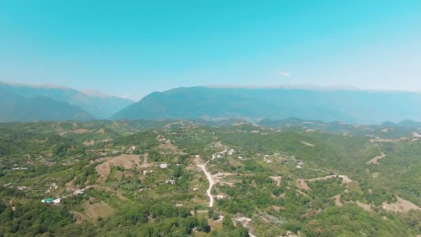 Aerial 4K-vy som går framåt till pinjeskogar och fjälldalen med solreflexer på sommardagen. Utomhus grön natur Scape Mountains Wild antenn establisher. Drone Flight etablera shot — Stockvideo