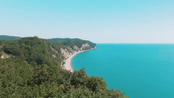 Повітряний 4k вид тропічний пляж з синьо-зеленим морем, зеленими горами тропічних лісів. Закритий прихований пляж в раю. Блакитне небо, бірюзові спокійні океанські хвилі води . — стокове відео