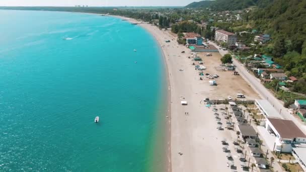 Uppifrån flyg 4K Visa video av skönhet naturlandskap med strand, koraller och hav — Stockvideo