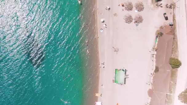 ビーチ、サンゴ、海と美しい自然の風景のトップダウン空中4Kビュービデオ — ストック動画