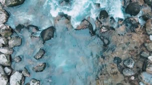 Aérea 4k Vista superior de un río de montaña. El río alpino fluye en un barranco de rocas entre el bosque. En verano, el río se vuelve más grueso debido al deshielo de los glaciares . — Vídeos de Stock