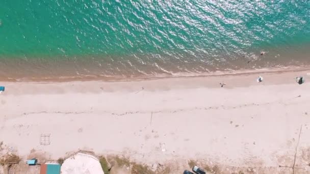 Верхний вниз воздушный 4k зрения видео красоты природный пейзаж с пляжем, кораллами и морем — стоковое видео