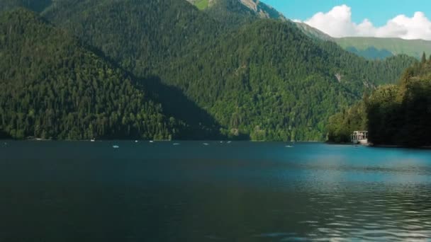 Lago de montaña con agua turquesa y árbol verde. Hermoso paisaje de verano con montañas, bosque y lago. Vista aérea 4k. Drone tiro dolly zoom efecto . — Vídeos de Stock