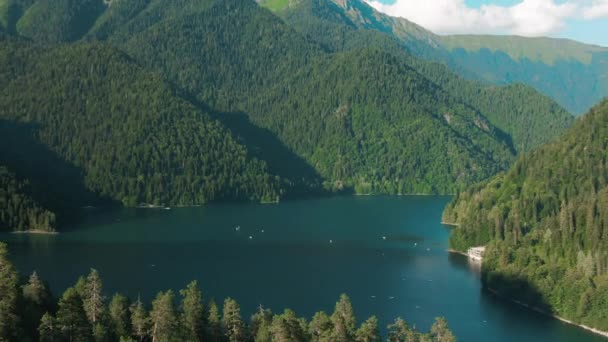 Lago de montaña con agua turquesa y árbol verde. Hermoso paisaje de verano con montañas, bosque y lago. Vista aérea 4k. Drone tiro dolly zoom efecto . — Vídeos de Stock