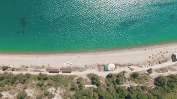 Haut vers le bas aérienne 4k voir la vidéo de la beauté paysage naturel avec plage, coraux et mer — Video