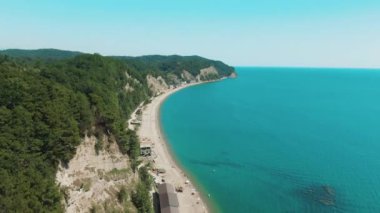 Havadan 4k görünümü mavi-yeşil deniz ile tropikal plaj, yağmur ormanlarının yeşil dağlar. Cennette gözlerden uzak gizli plaj. Mavi gökyüzü, turkuaz sakin okyanus dalgaları su.