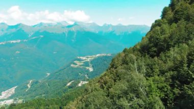 Havadan 4k görünüm. Dağların ve ormanların güzel yaz manzarası. Kuş gözü.