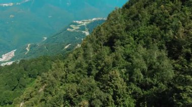 Havadan 4k görünüm. Dağların ve ormanların güzel yaz manzarası. Kuş gözü.