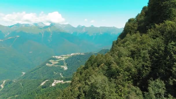 Vista aerea 4k. Bellissimo paesaggio estivo di montagne e foreste. Occhio di uccello . — Video Stock