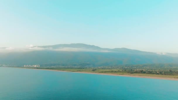 Výhled na krásnou tropickou pláž a mořské vlny v anténě 4k. Létání nad písečnou pláží při západu slunce. — Stock video