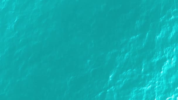 Вид зверху вниз з висоти текстури зеленої морської води. Камера летить над водою, вид на поверхню води. Тло водної поверхні. 4K вигляд з повітря — стокове відео