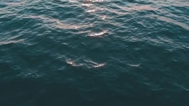 4K vue aérienne du haut vers le bas depuis la haute altitude de la texture de l'eau de mer verte. La caméra survole l'eau, une vue de la surface de l'eau. Contexte de la surface de l'eau .