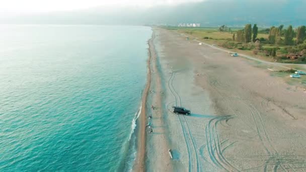 Luchtfoto 4k top uitzicht op een prachtig tropisch strand en zee golven. Vliegen over het zandstrand bij zonsondergang. — Stockvideo