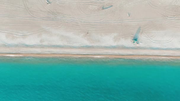 美しい熱帯のビーチと海の波の空中4kトップビュー。夕暮しの砂浜の上空を飛ぶ. — ストック動画