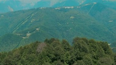 Havadan 4k görünüm. Dağların ve ormanların güzel yaz manzarası. Kuş gözü.